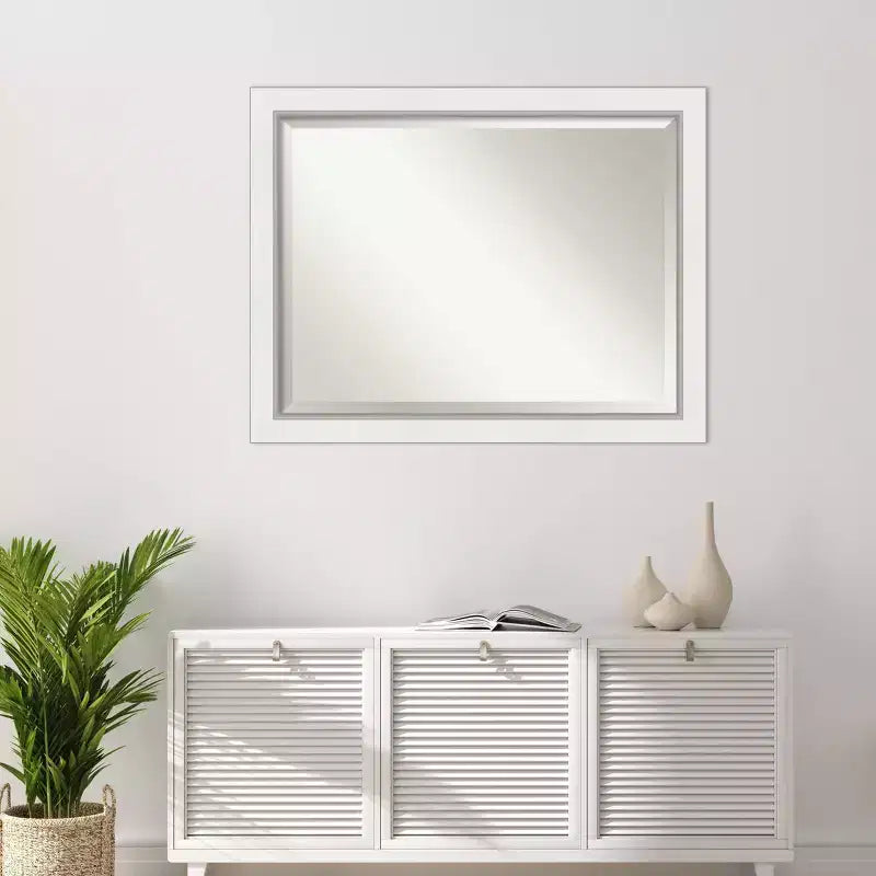 Amanti Art 46"x36" Eva White Framed Wall Mirror Silver: Specchio da parete rettangolare moderno smussato, Nessun assemblaggio, Montaggio a parete