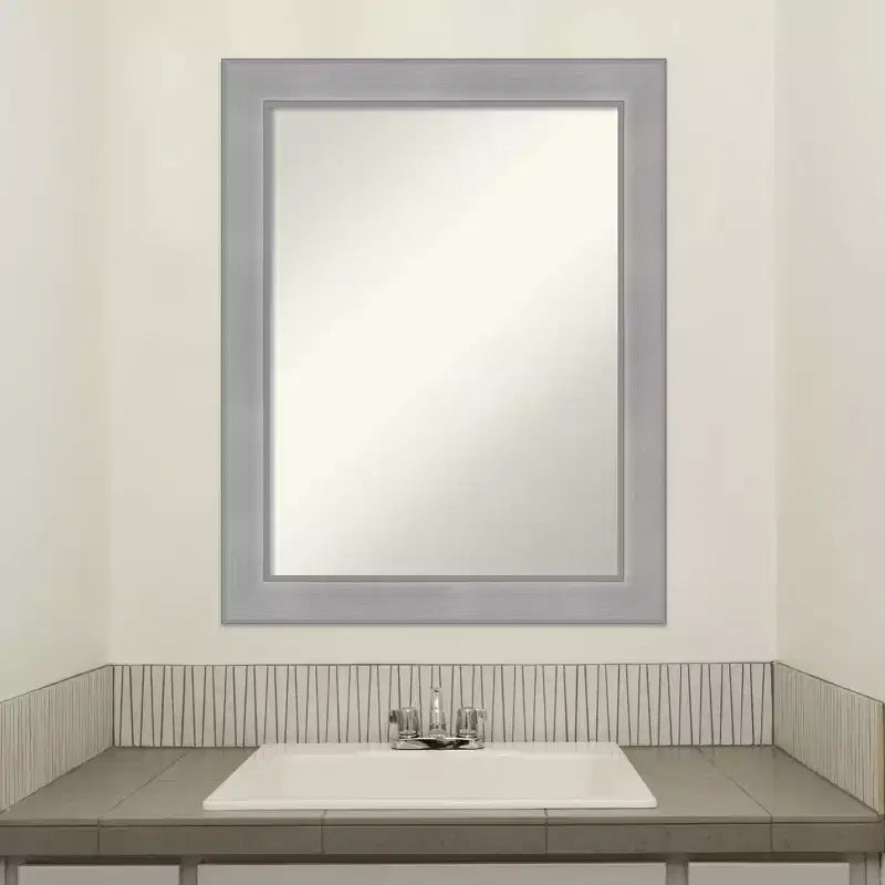 Specchio da parete per bagno Vista spazzolato in nichel senza smussatura 22" x 28" - Amanti Art: rettangolare, cornice in polistirolo, include ferramenta di montaggio