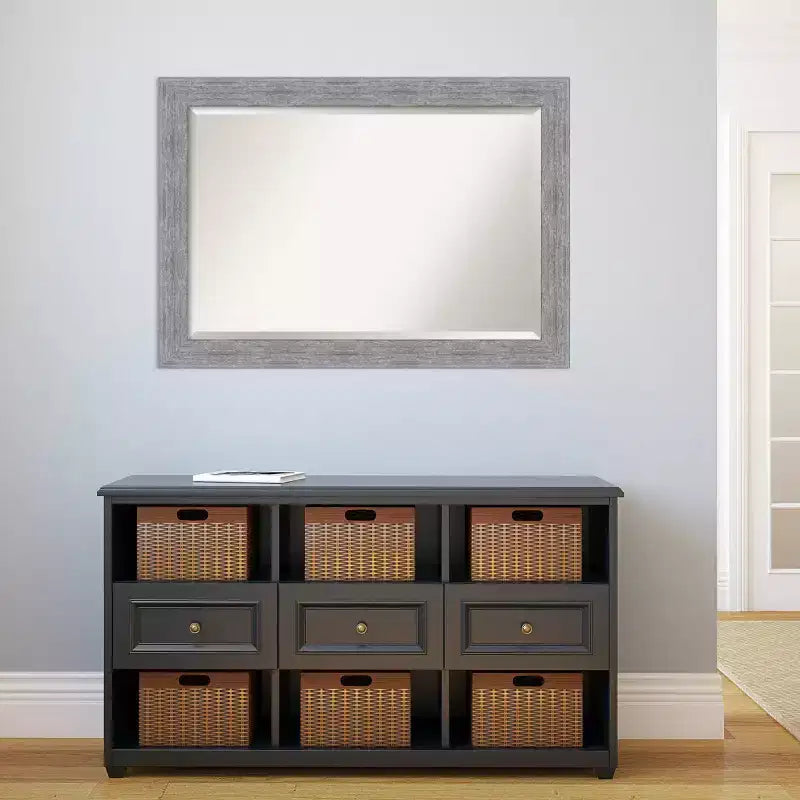 Specchio da parete rustico Amanti Art 41"x29" con cornice in corteccia grigia: Smussato, nessun assemblaggio richiesto