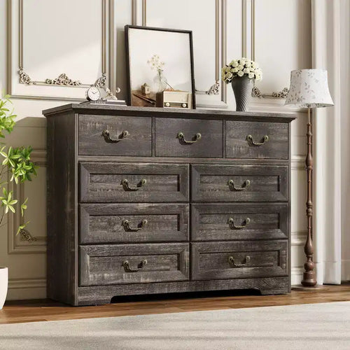 Comò ampio a 9 cassetti da 47 pollici in legno, con texture naturale e maniglie floreali dorate vintage, mobile contenitore in stile rustico per corridoio