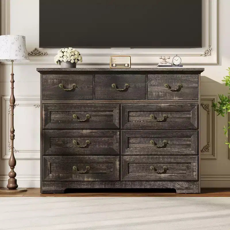 Comò ampio a 9 cassetti da 47 pollici in legno, con texture naturale e maniglie floreali dorate vintage, mobile contenitore in stile rustico per corridoio