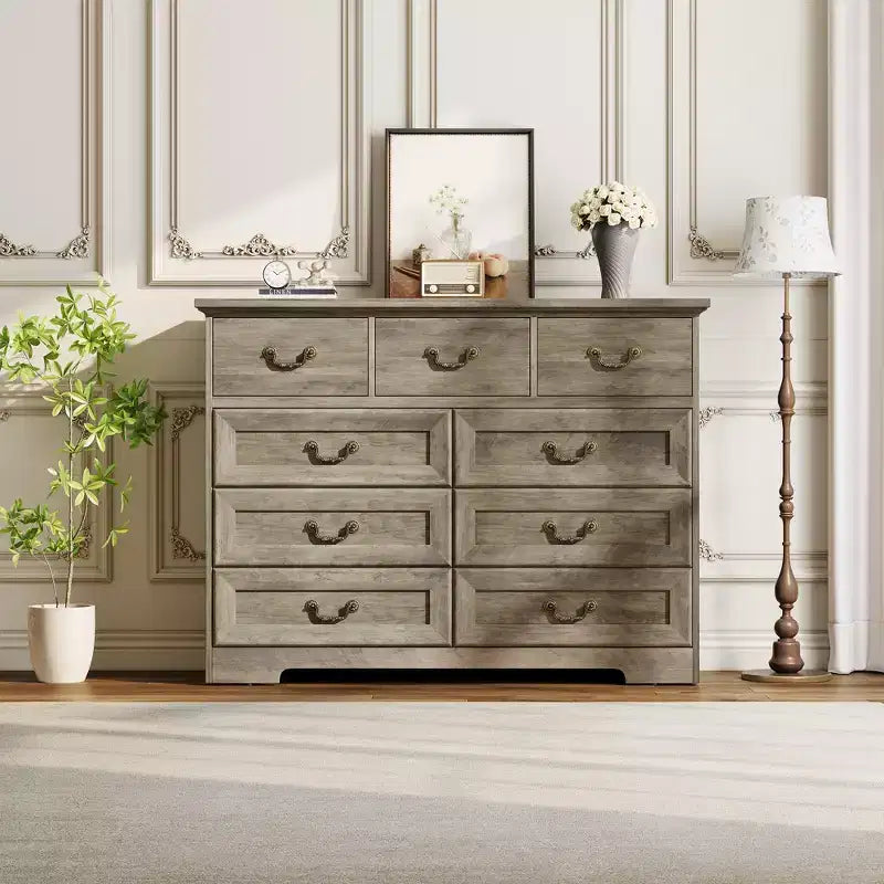 Comò ampio a 9 cassetti da 47 pollici in legno, con texture naturale e maniglie floreali dorate vintage, mobile contenitore in stile rustico per corridoio