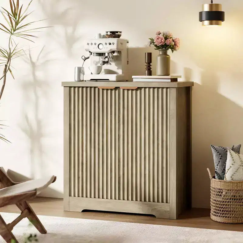 Mobile credenza moderno con ante e ripiani, adatto per salotti, cucine, sale da pranzo e corridoi.