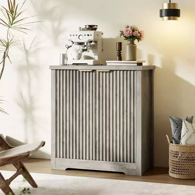 Mobile credenza moderno con ante e ripiani, adatto per salotti, cucine, sale da pranzo e corridoi.