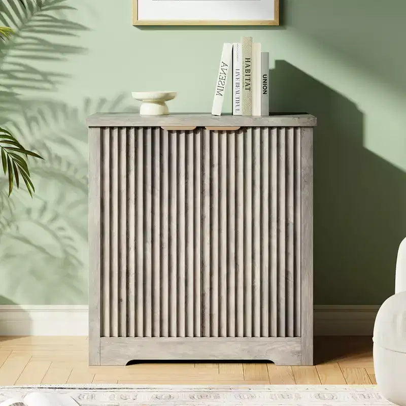 Mobile credenza moderno con ante e ripiani, adatto per salotti, cucine, sale da pranzo e corridoi.