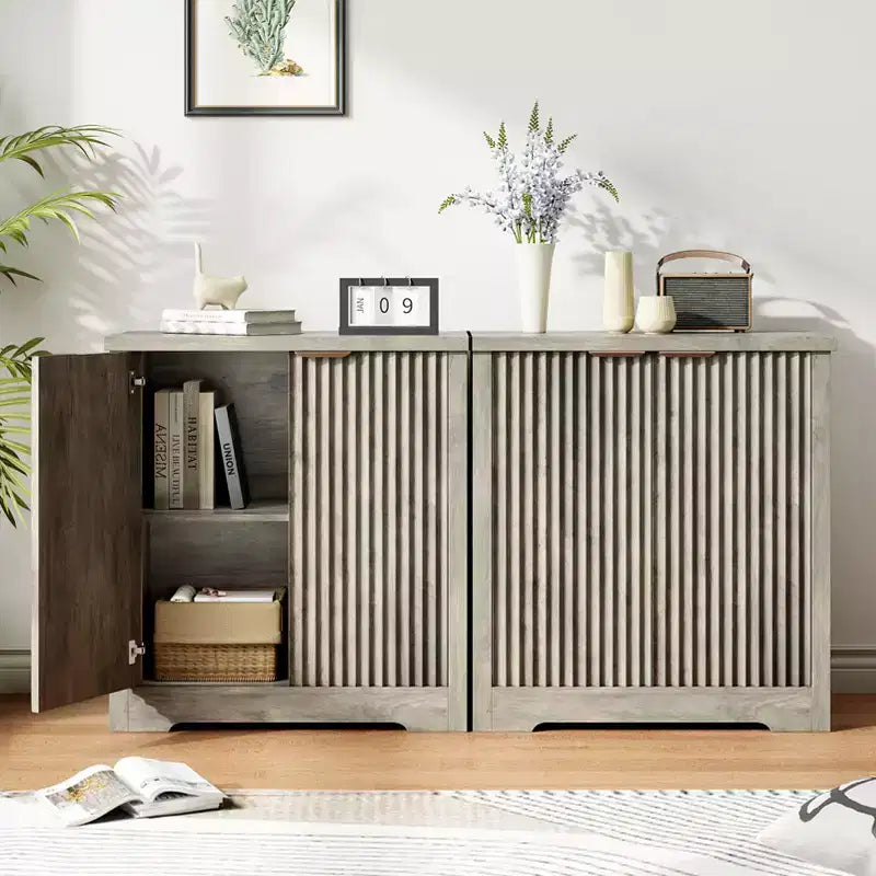 Mobile credenza moderno con ante e ripiani, adatto per salotti, cucine, sale da pranzo e corridoi.