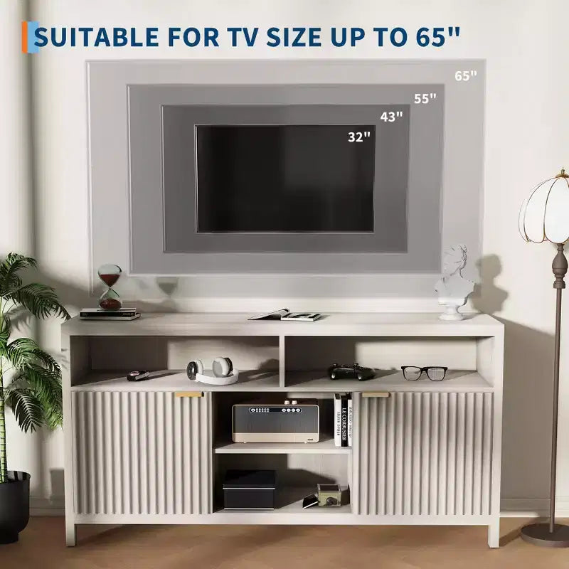 Mobile TV moderno da 150 cm per soggiorno, grande centro di intrattenimento con ante scanalate e ripiani aperti, mobiletto portaoggetti in legno per TV da 55/60/65 pollici
