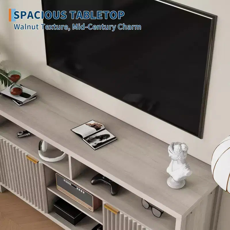 Mobile TV moderno da 150 cm per soggiorno, grande centro di intrattenimento con ante scanalate e ripiani aperti, mobiletto portaoggetti in legno per TV da 55/60/65 pollici