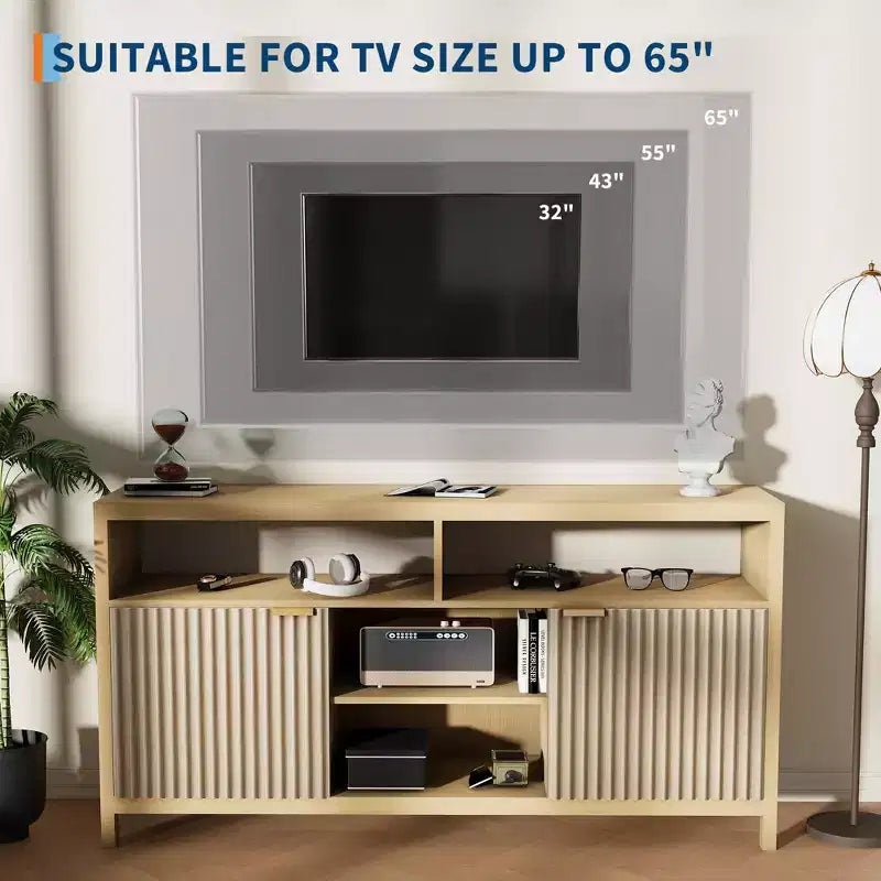 Mobile TV moderno da 150 cm per soggiorno, grande centro di intrattenimento con ante scanalate e ripiani aperti, mobiletto portaoggetti in legno per TV da 55/60/65 pollici