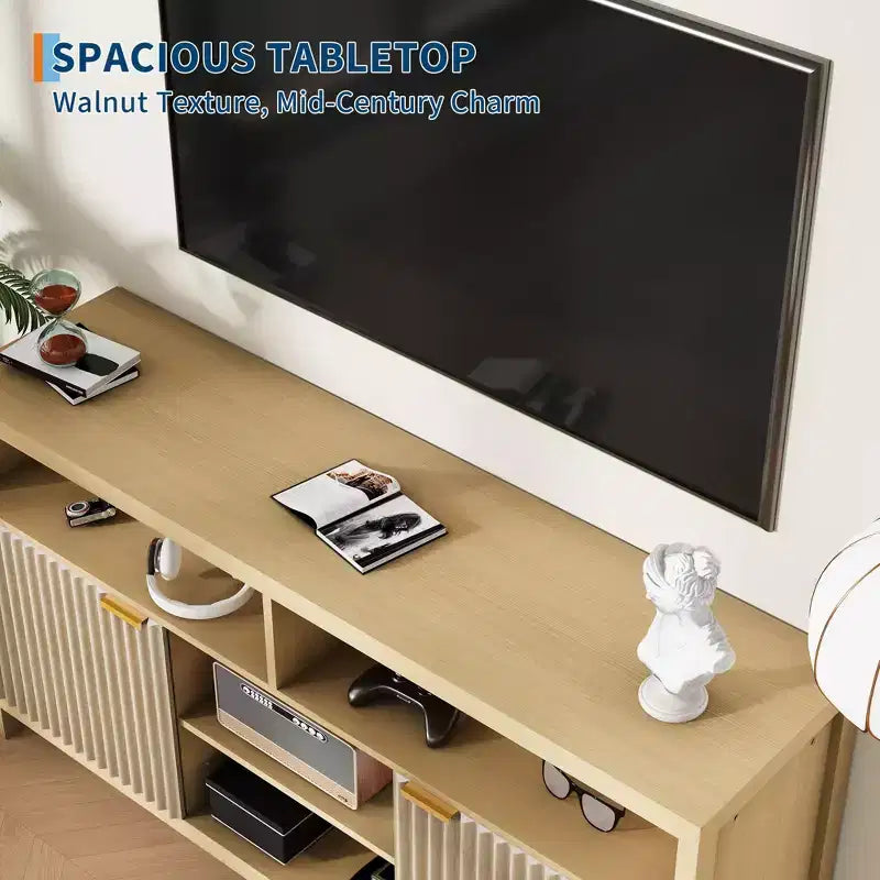 Mobile TV moderno da 150 cm per soggiorno, grande centro di intrattenimento con ante scanalate e ripiani aperti, mobiletto portaoggetti in legno per TV da 55/60/65 pollici