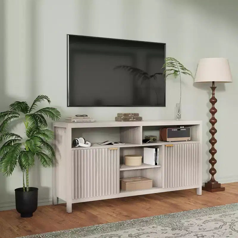 Mobile TV moderno da 150 cm per soggiorno, grande centro di intrattenimento con ante scanalate e ripiani aperti, mobiletto portaoggetti in legno per TV da 55/60/65 pollici