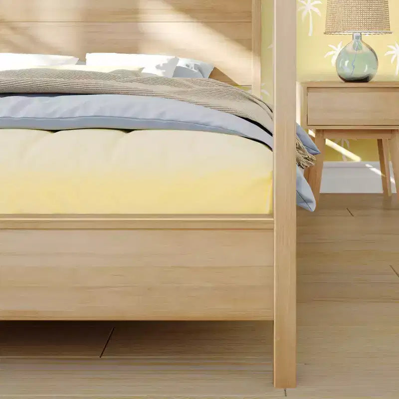 Letto a Baldacchino Haven con Palo Quadrato e Testiera in Legno (Queen)