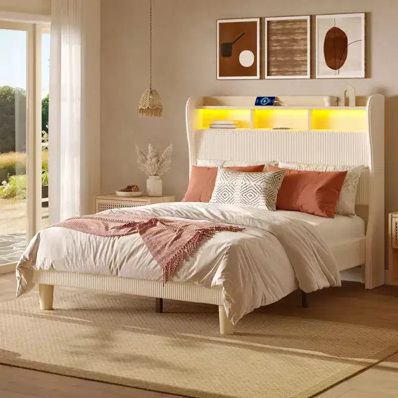 Base letto Bestier Queen/King con testiera alta contenitore, letto a piattaforma Queen size imbottito in velluto a coste con LED e stazione di ricarica, bianco sporco