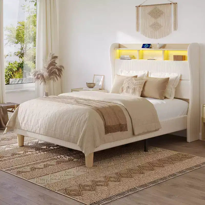 Base letto Bestier Queen/King con testiera alta contenitore, letto a piattaforma Queen size imbottito in velluto a coste con LED e stazione di ricarica, bianco sporco