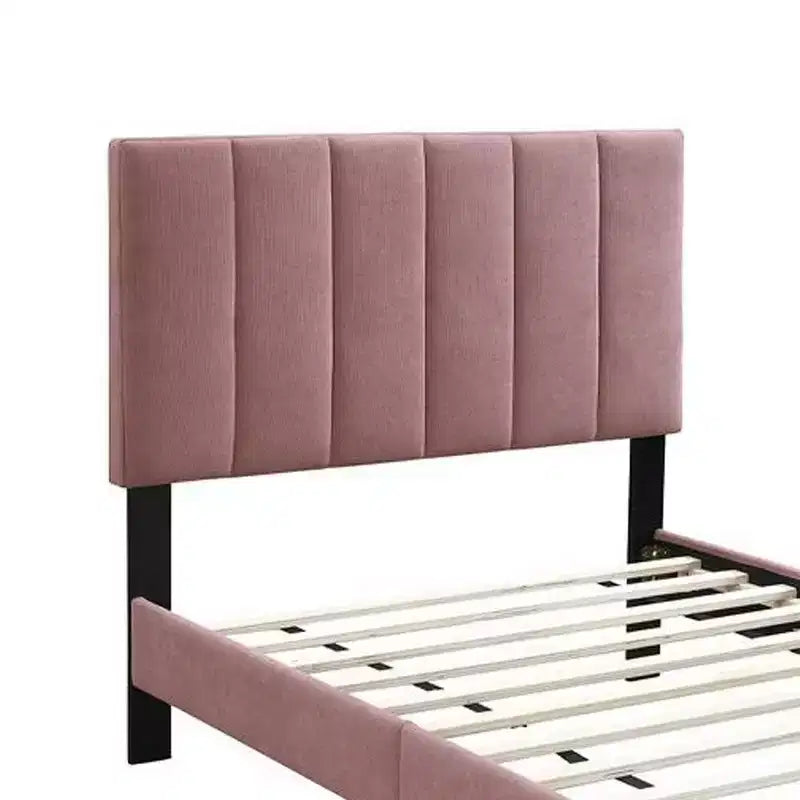 Letto matrimoniale Royal Hampton, tappezzeria in lino rosa cipria, capitonné a canali