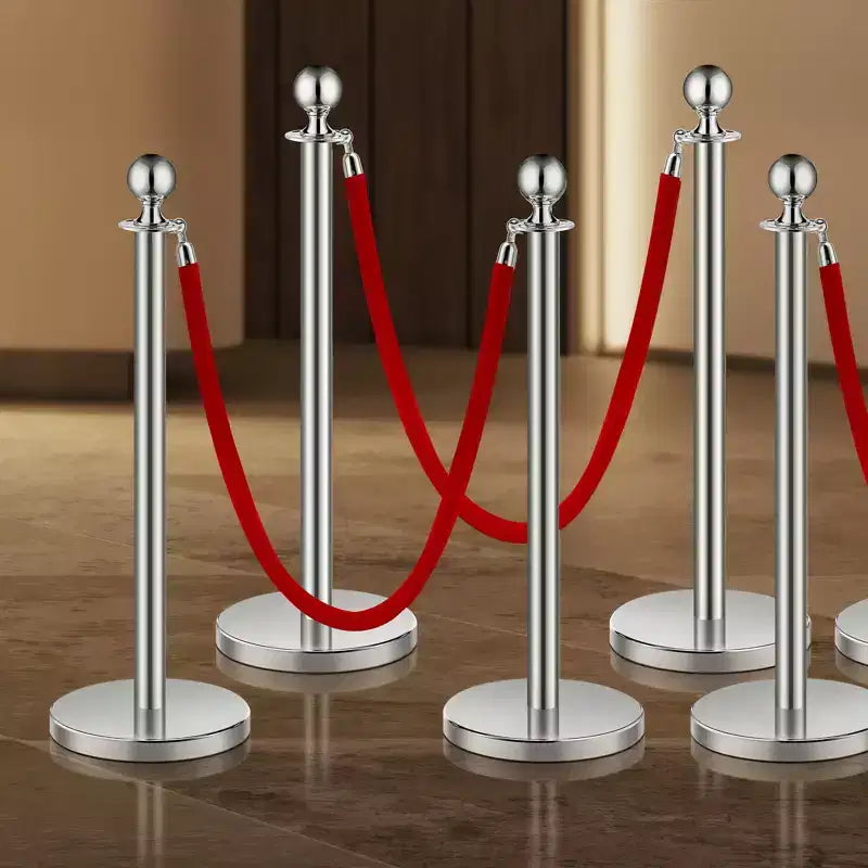 VEVOR Paletti per Cordonate con Corde in Velluto, 8 Pezzi, Base Cava con Palo in Acciaio Inox, 4 Corde e Paletti in Velluto Rosso, Barriere di Controllo della Folla, Argento
