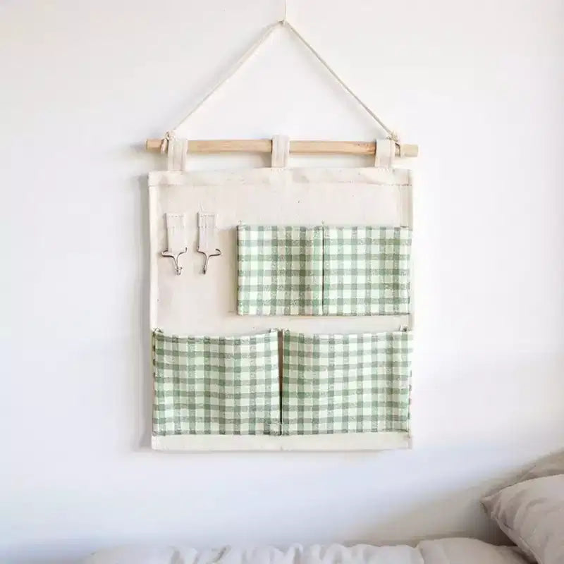 Organizer da parete Alilang con tasche a quadretti verdi e asta in legno 12x14 pollici