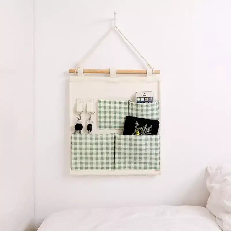 Organizer da parete Alilang con tasche a quadretti verdi e asta in legno 12x14 pollici