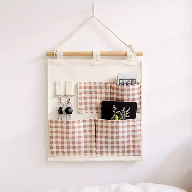 Organizer da parete Alilang con tasche a quadretti verdi e asta in legno 12x14 pollici