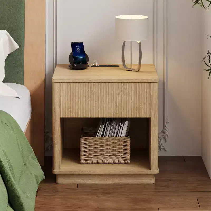 Comodino con presa e porta USB, tavolino moderno con stazione di ricarica e cassetto portaoggetti, design moderno per piccoli spazi, colore naturale