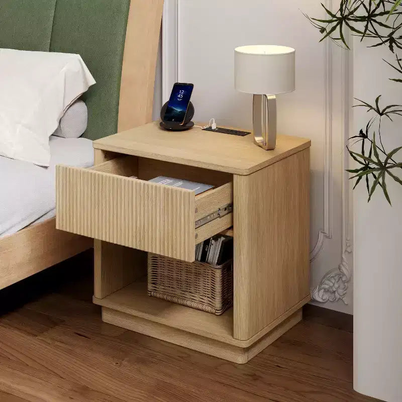 Comodino con presa e porta USB, tavolino moderno con stazione di ricarica e cassetto portaoggetti, design moderno per piccoli spazi, colore naturale