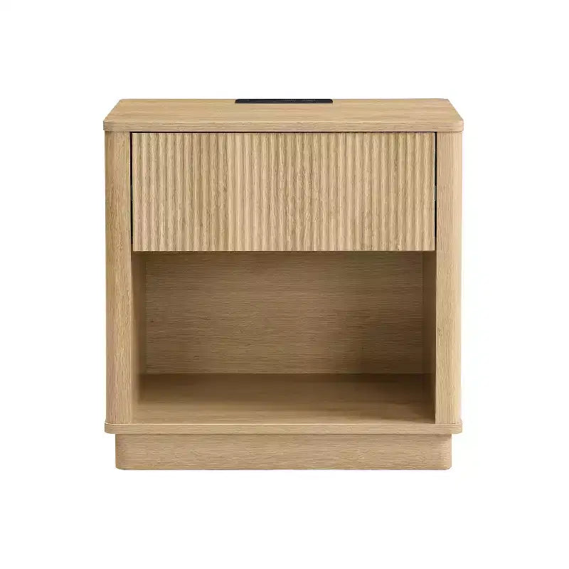 Comodino con presa e porta USB, tavolino moderno con stazione di ricarica e cassetto portaoggetti, design moderno per piccoli spazi, colore naturale