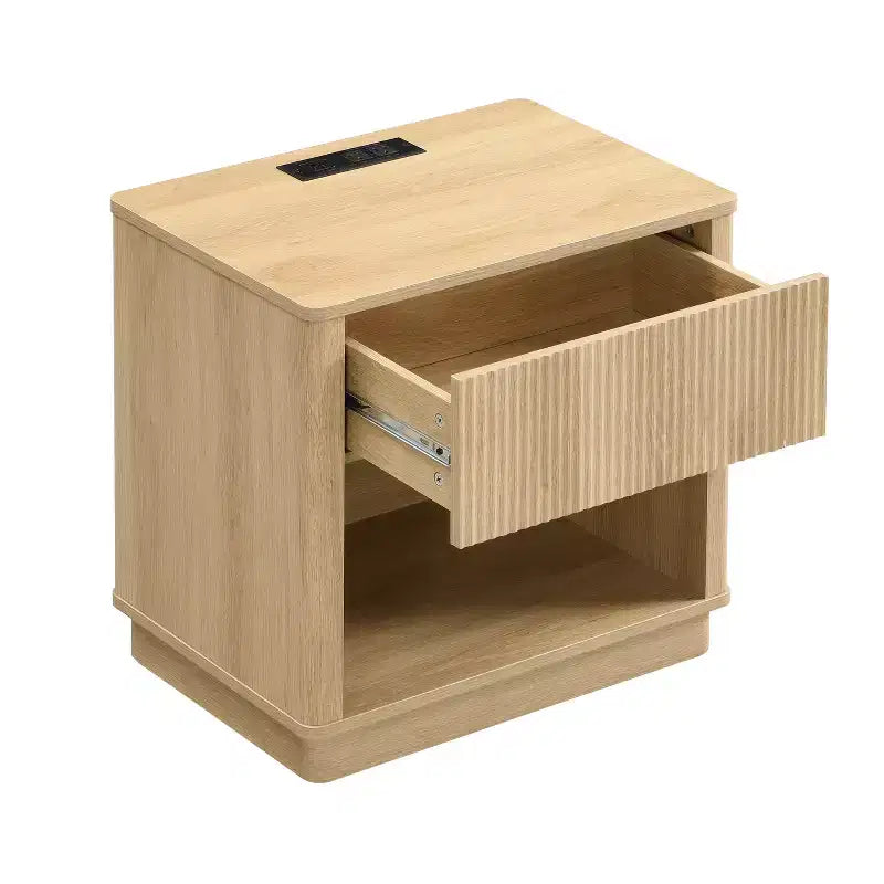 Comodino con presa e porta USB, tavolino moderno con stazione di ricarica e cassetto portaoggetti, design moderno per piccoli spazi, colore naturale
