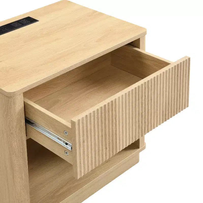 Comodino con presa e porta USB, tavolino moderno con stazione di ricarica e cassetto portaoggetti, design moderno per piccoli spazi, colore naturale