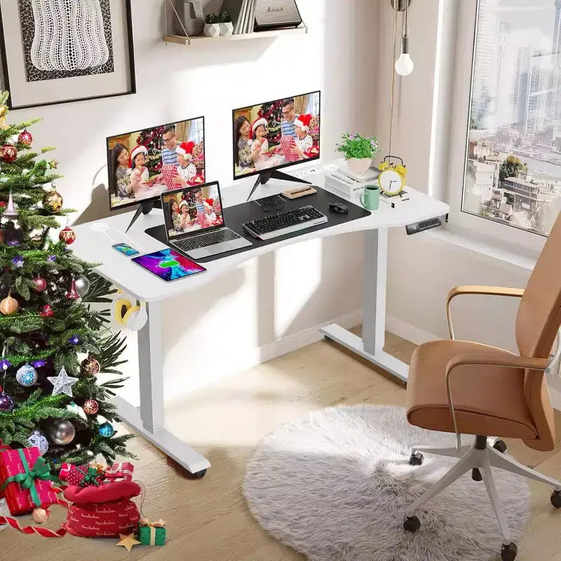 HOMDOX Scrivania Computer Elettrica Regolabile in Altezza 63 x 24 con Piano Ergonomico Curvo, Presa Elettrica, Ruote Bloccabili, Range di Sollevamento 27''-46''