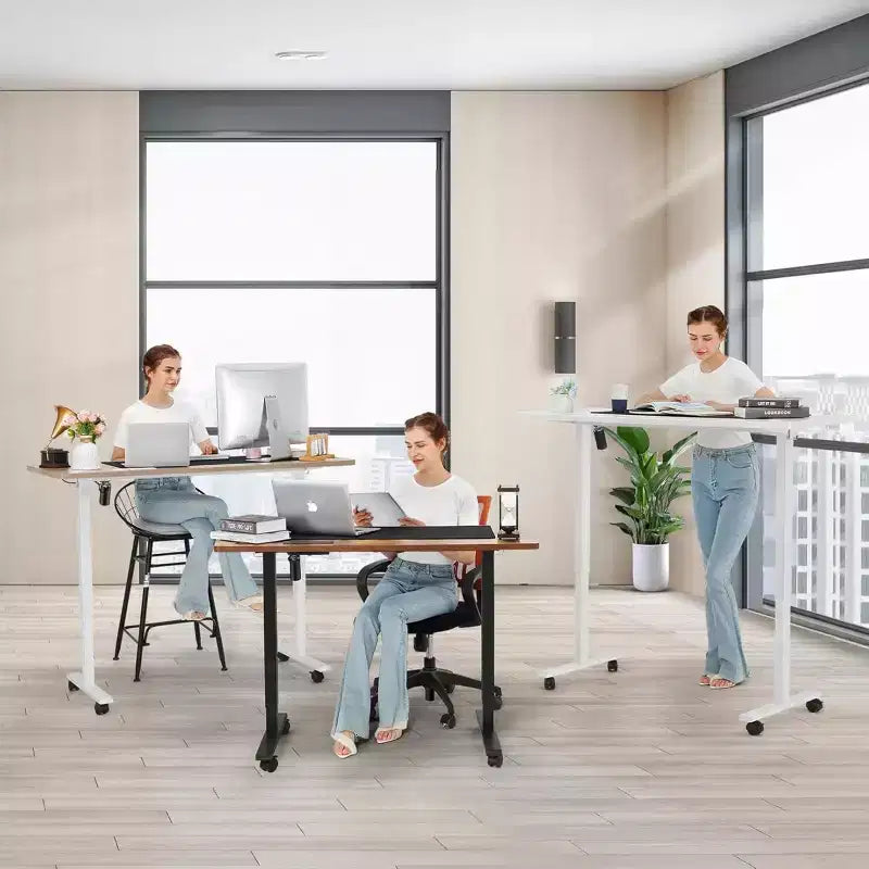 HOMDOX Scrivania Computer Elettrica Regolabile in Altezza 63 x 24 con Piano Ergonomico Curvo, Presa Elettrica, Ruote Bloccabili, Range di Sollevamento 27''-46''
