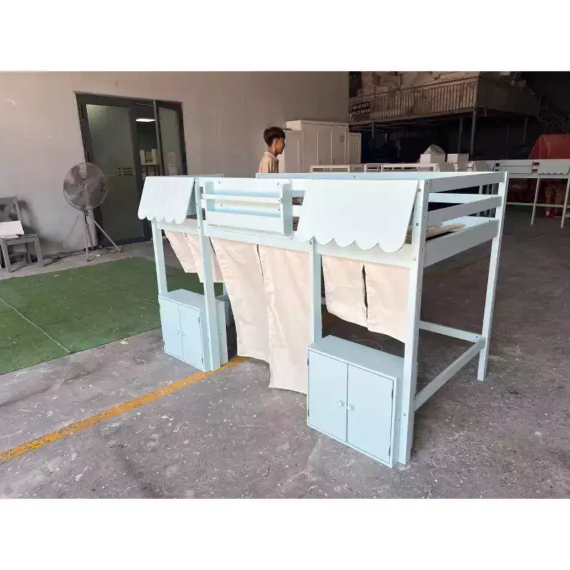 Lettino a soppalco Montessori Bellemave con libreria, tenda, mensola portaoggetti e sponda, design divertente e giocoso per bambini
