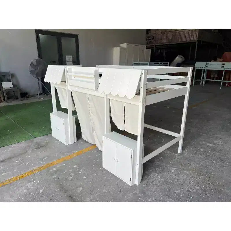 Lettino a soppalco Montessori Bellemave con libreria, tenda, mensola portaoggetti e sponda, design divertente e giocoso per bambini