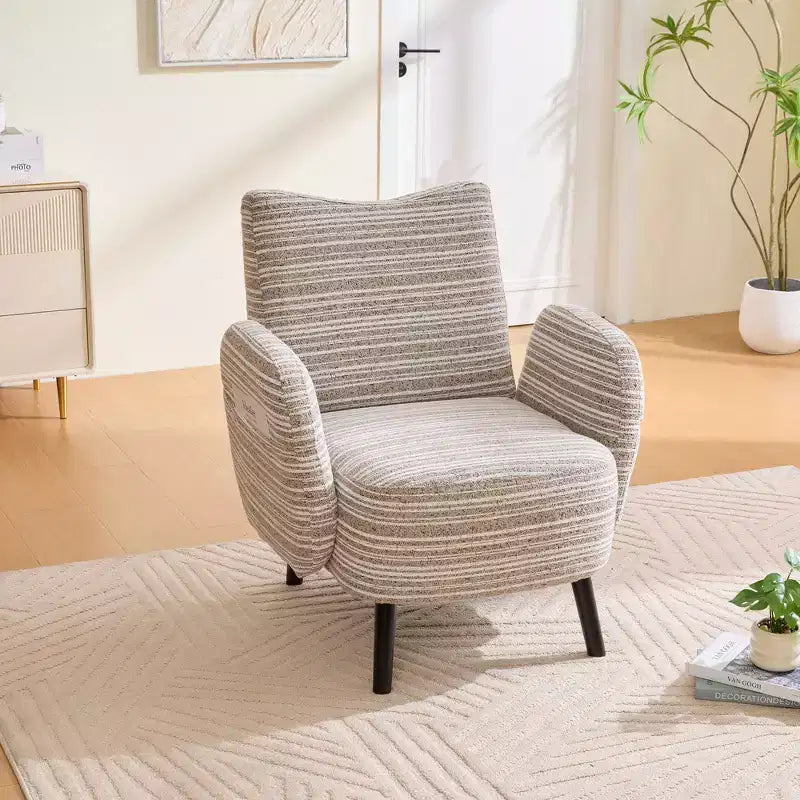 Poltrona moderna GDFStudio Pira imbottita in boucle con tasca portaoggetti laterale
