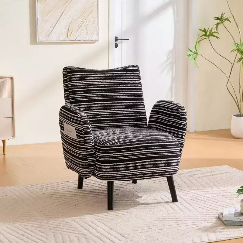 Poltrona moderna GDFStudio Pira imbottita in boucle con tasca portaoggetti laterale