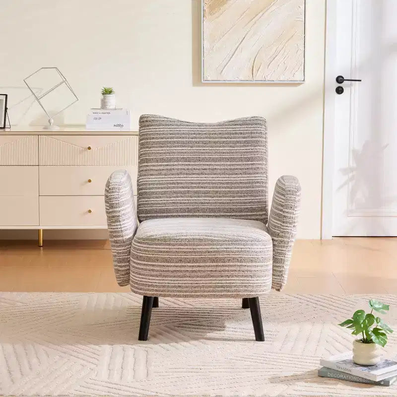 Poltrona moderna GDFStudio Pira imbottita in boucle con tasca portaoggetti laterale