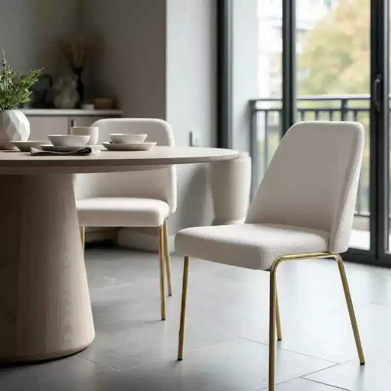 Sedia da pranzo LeisureMod Lumen, sedia da cucina moderna imbottita con gambe in acciaio color oro, sedia ergonomica per accento