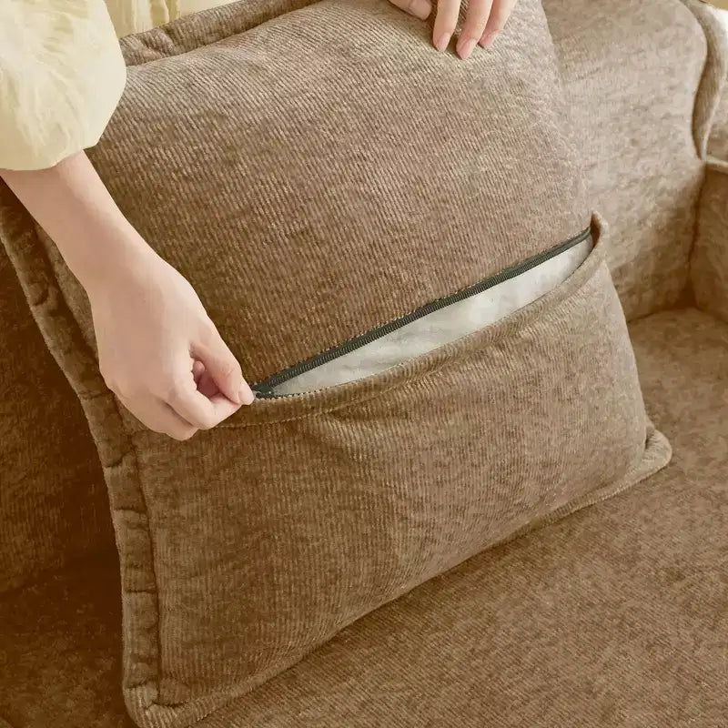 Divano sezionale modulare moderno Okak con seduta profonda e cuscini, divano futon in tessuto di velluto per soggiorno, appartamenti