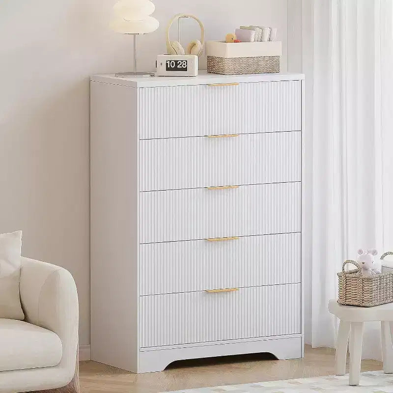 Comò Acekool a 5 cassetti scanalati, cassettiera alta moderna con maniglie in metallo dorato, armadietto organizer per camera da letto, cabina armadio, ingresso, soggiorno