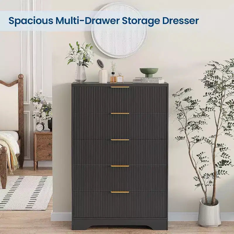 Comò Acekool a 5 cassetti scanalati, cassettiera alta moderna con maniglie in metallo dorato, armadietto organizer per camera da letto, cabina armadio, ingresso, soggiorno