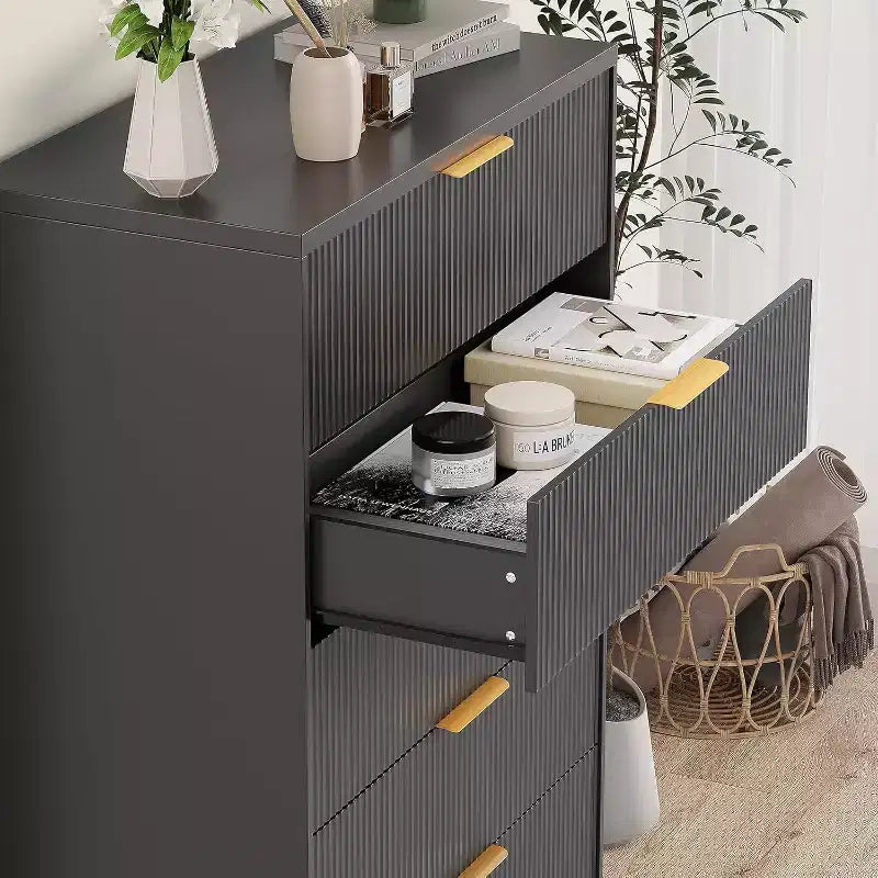 Comò Acekool a 5 cassetti scanalati, cassettiera alta moderna con maniglie in metallo dorato, armadietto organizer per camera da letto, cabina armadio, ingresso, soggiorno