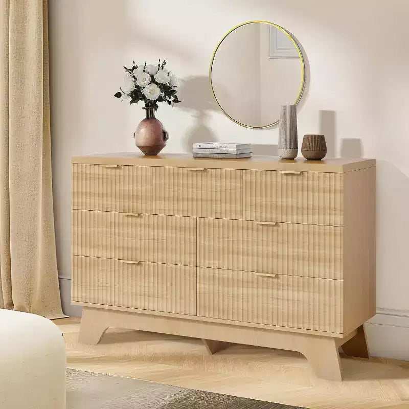 Comò a 7 cassetti per camera da letto, comò moderno di metà secolo largo 120 cm con maniglia color oro, cassettiera scanalata per soggiorno, rovere