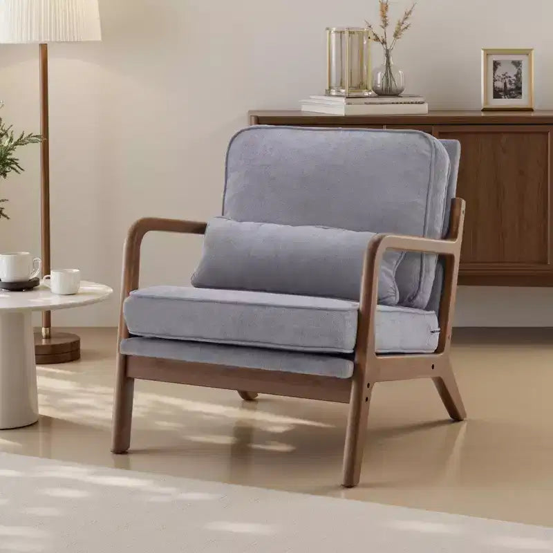 Poltrona mid-century moderna Zeus & Ruta con braccioli e cuscino lombare, struttura in legno massiccio