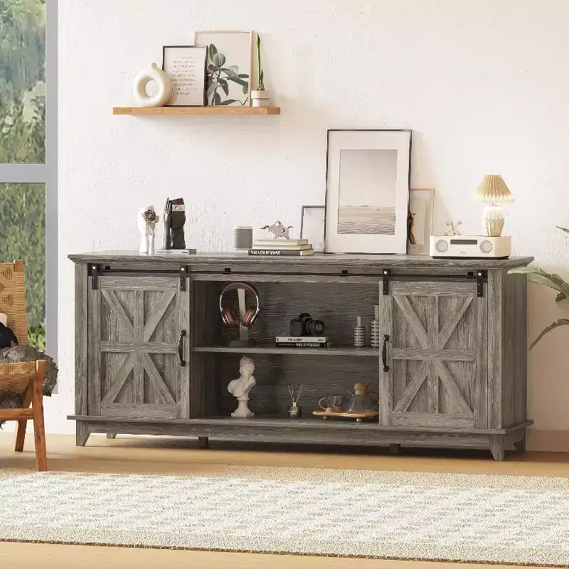 Mobile TV da 66 pollici stile Farmhouse per TV fino a 75 pollici, Consolle multimediale con anta scorrevole a granaio, Prese di corrente e Mobili contenitori regolabili