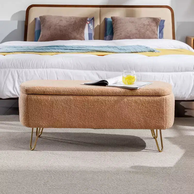 Panca contenitore per fondo letto, moderna in ecopelliccia con gambe dorate per soggiorno e camera da letto