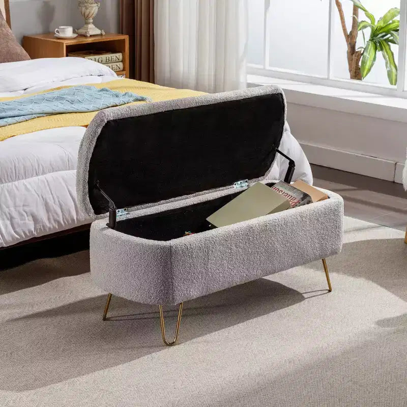Panca contenitore per fondo letto, moderna in ecopelliccia con gambe dorate per soggiorno e camera da letto