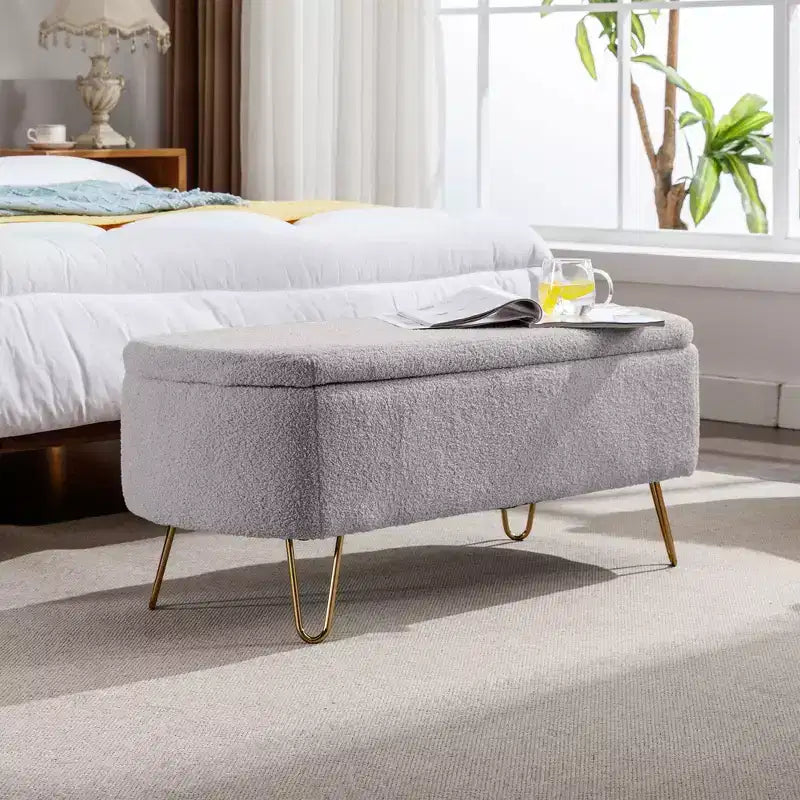 Panca contenitore per fondo letto, moderna in ecopelliccia con gambe dorate per soggiorno e camera da letto