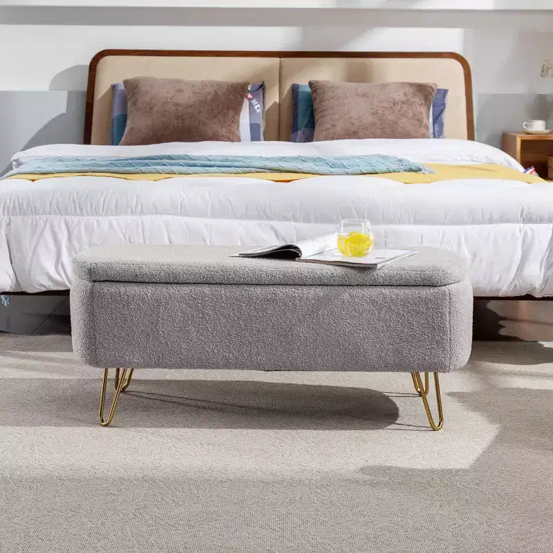 Panca contenitore per fondo letto, moderna in ecopelliccia con gambe dorate per soggiorno e camera da letto