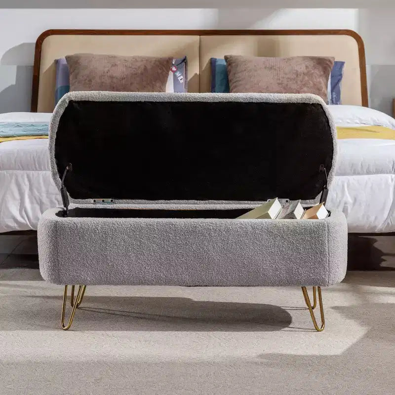 Panca contenitore per fondo letto, moderna in ecopelliccia con gambe dorate per soggiorno e camera da letto