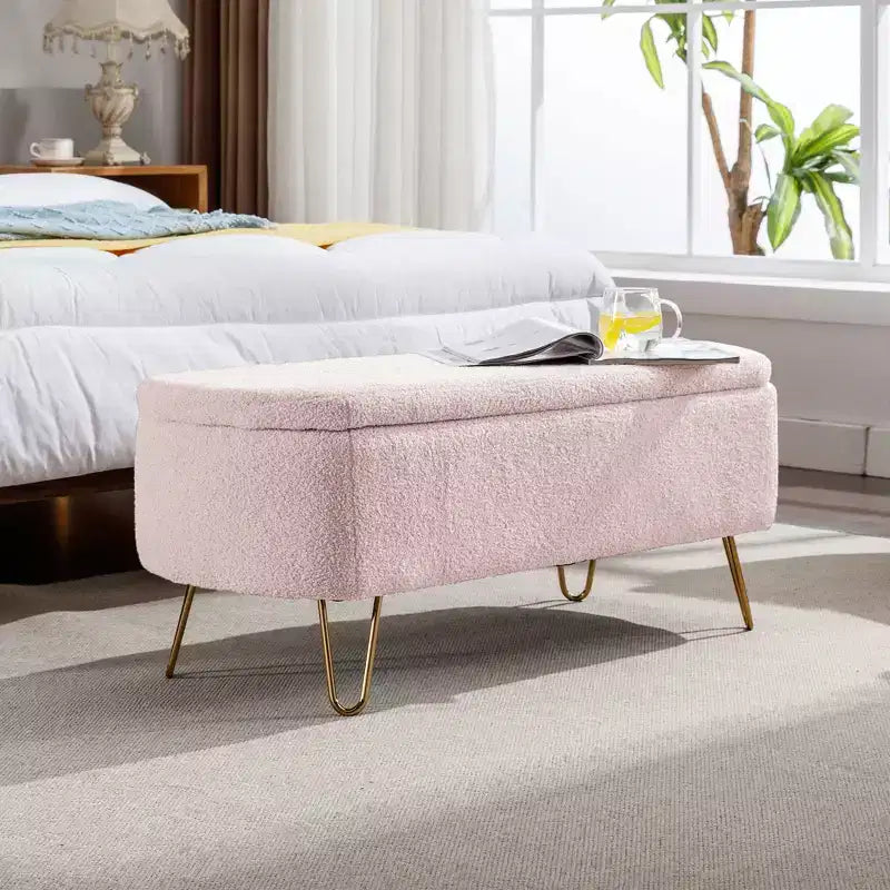 Panca contenitore per fondo letto, moderna in ecopelliccia con gambe dorate per soggiorno e camera da letto