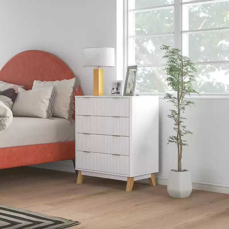 Comò a 4 cassetti per camera da letto, cassettiera scanalata con maniglie dorate e 4 gambe in legno